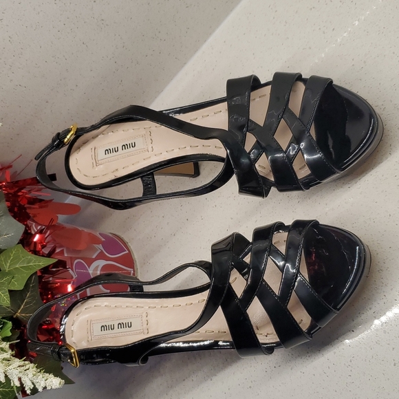 MIU MIU caged patent leather pumps (sz 8) - Picture 3 of 11